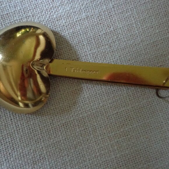 NEW Gold Heart Shaped Measuring Spoons/ Vtg. Glass PYREXRed Print Measuring Cup - Picture 13 of 16